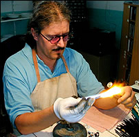 Der Glaskünstler Rainer Schrade bei der Arbeit vor der Glasbläserlampe
